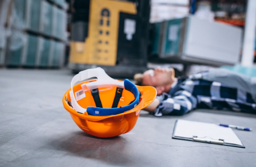 empleado con su dotación para prevención de riesgos laborales