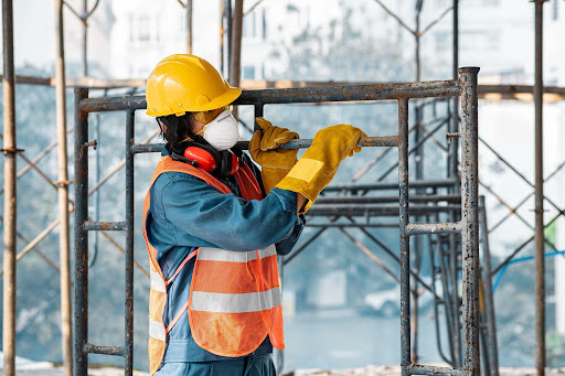 Empleado trabajando con su dotación para prevención de riesgos laborales